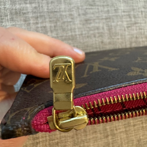 Authentic Louis Vuitton pouch/wrislet in excellent condition - Picture 7 of 10